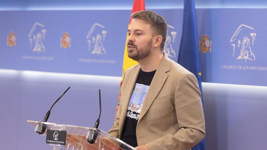 El diputado de Sumar Alberto Ibáñez durante una rueda de prensa anterior a la Junta de Portavoces, en el Congreso de los Diputados