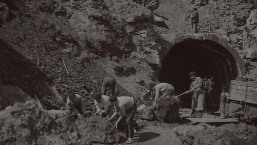 Prisioneros republicanos realizando tareas mineras en Gallarta (Bilbao) en abril de 1938.