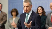 El lehendakari, Iñigo Urkullu, y al fondo, la consejera Nekane Murga