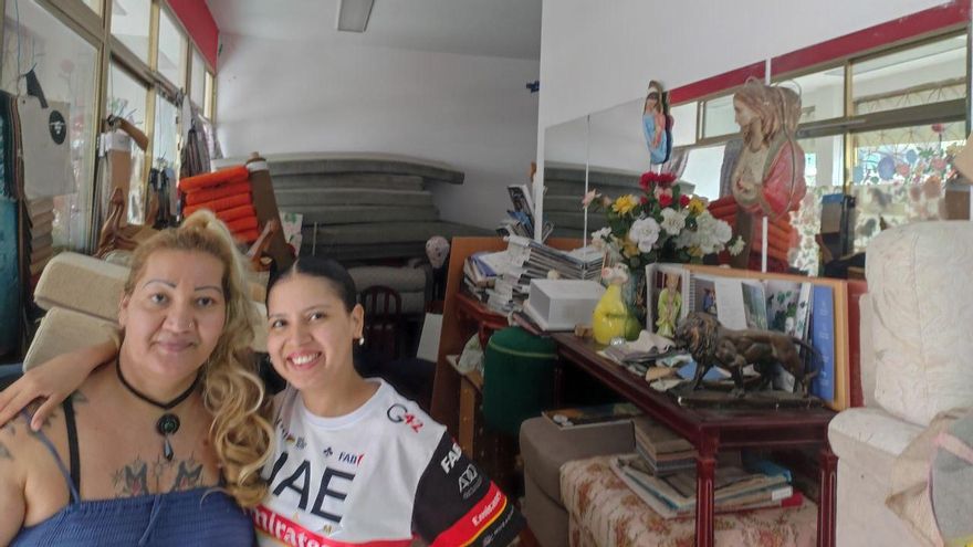 Ángela y Margi en su local de Pueblo Nuevo, Tapicerías Ascao.