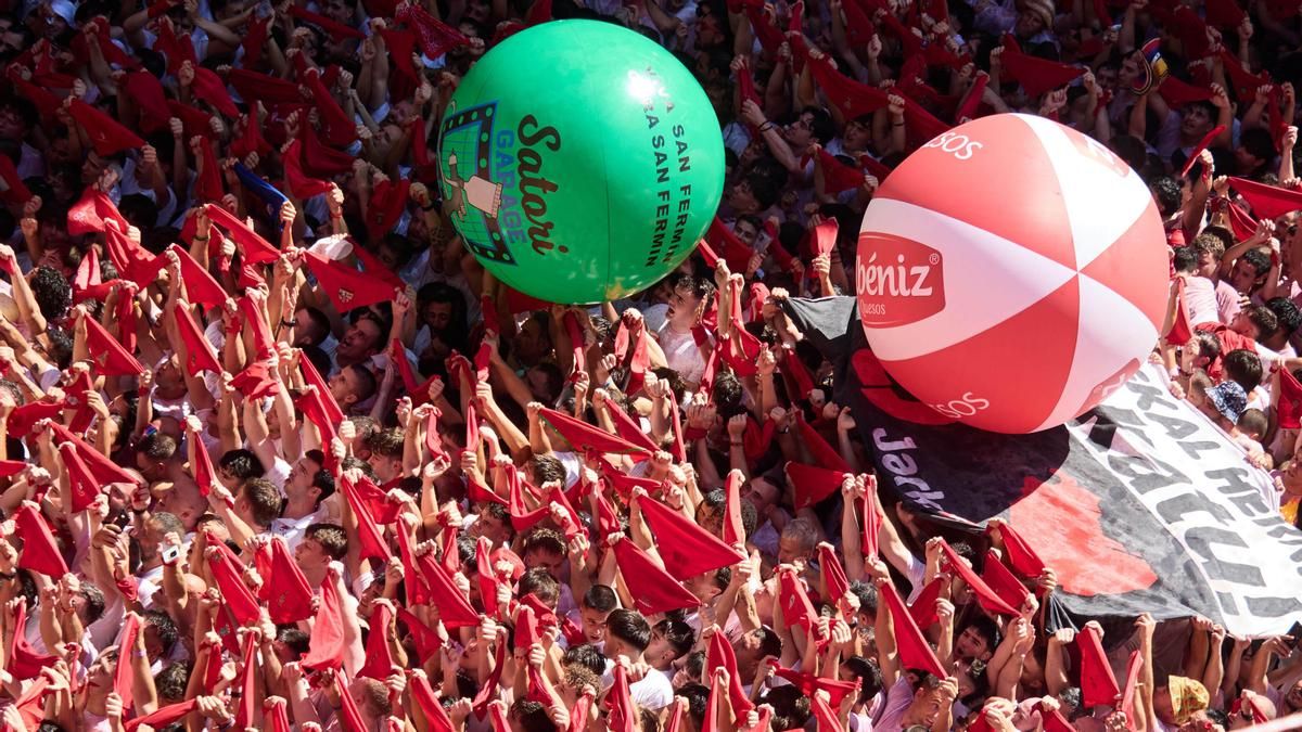 Pamplona lanza el Chupinazo de los Sanfermines con un homenaje a los sanitarios: "Espero que no se me salten las lágrimas"