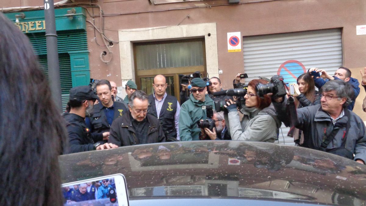 Alfonso Grau, rodeado de guardias civiles, tras el registro de su domicilio.