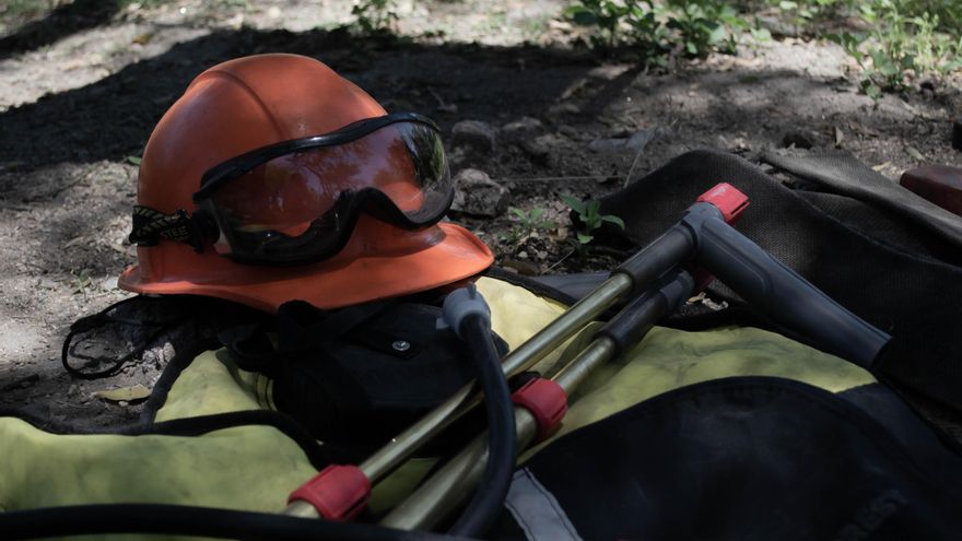 Brigadista con su equipo para los incendios.