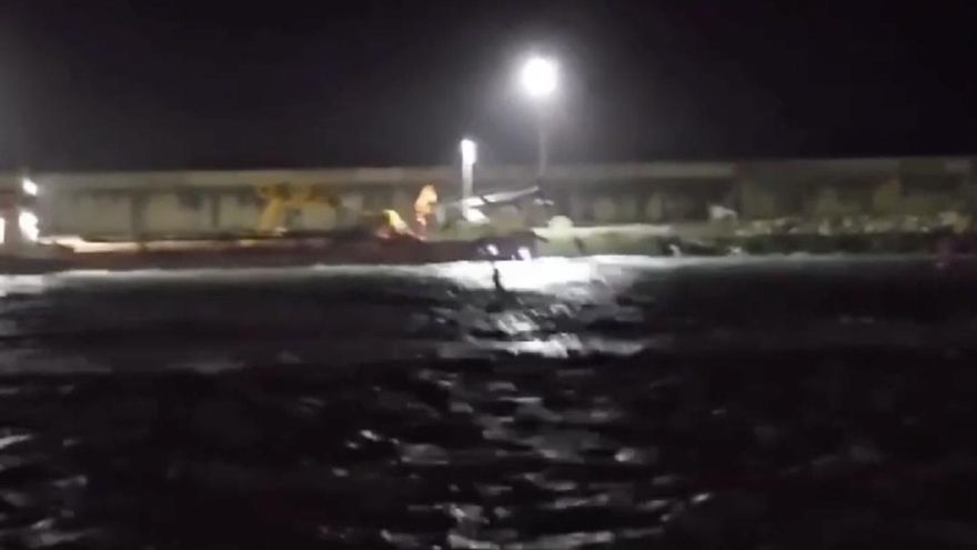 Dos guardias civiles mueren tras ser embestidos por una narcolancha en Barbate