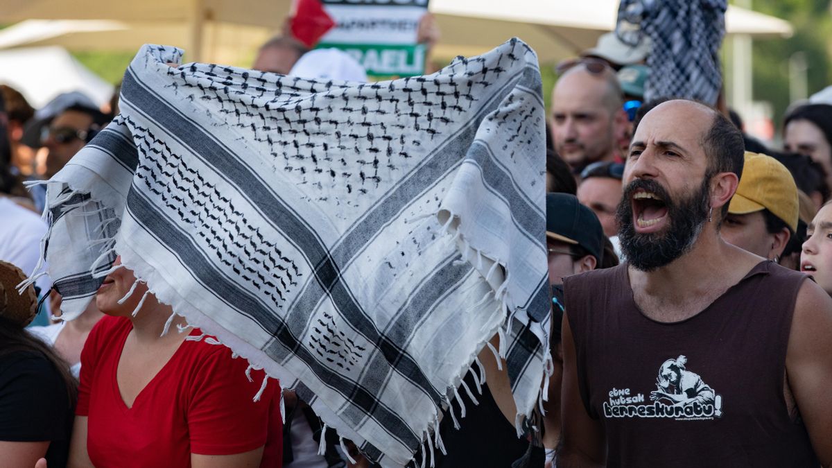 Asistentes a la Copa del Mundo de escalada en Alcobendas protestan durante la participación de atletas israelíes