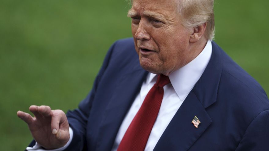 Trump amenaza con un arancel del 35 % a la UE si no invierte 600.000 millones en EE.UU.