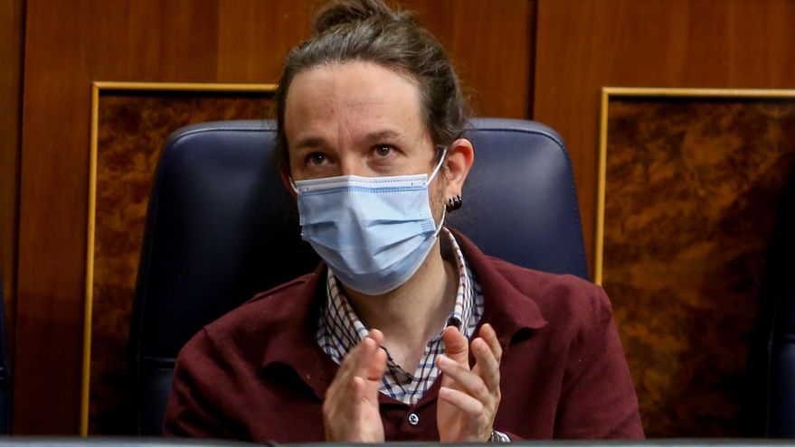 El vicepresidente segundo y líder de Unidas Podemos, Pablo Iglesias, aplaude durante una sesión plenaria en el Congreso de los Diputados, en Madrid (España), a 2 de diciembre de 2020.