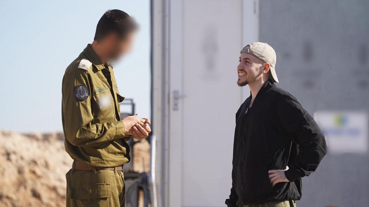 El rehén Eitan Horn conversa con un representante del Ejército de Israel tras su liberación.