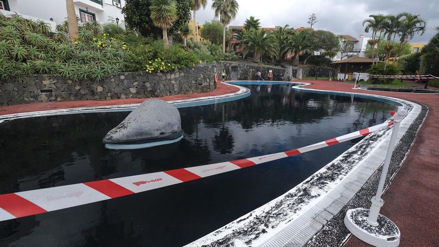 Las cenizas volcánicas tiñen de negro las piscinas y varias superficies en La Palma
