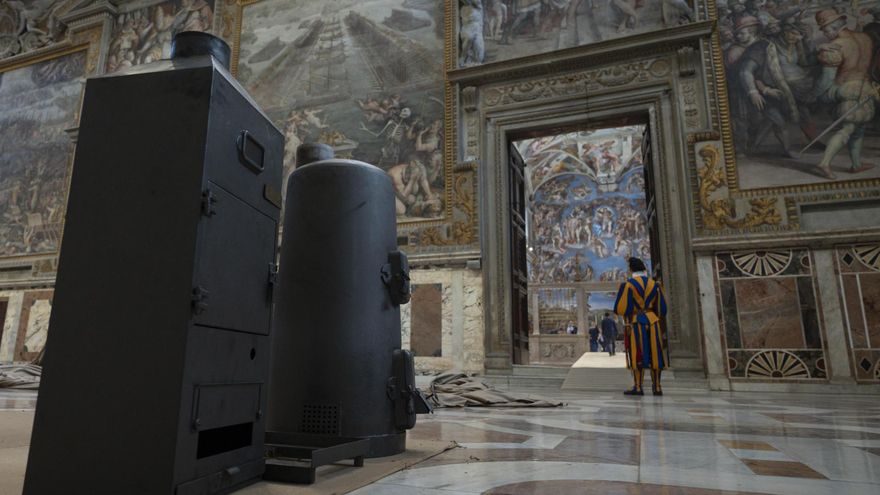 Instalación de las estufas dentro de la Capilla Sixtina antes del cónclave