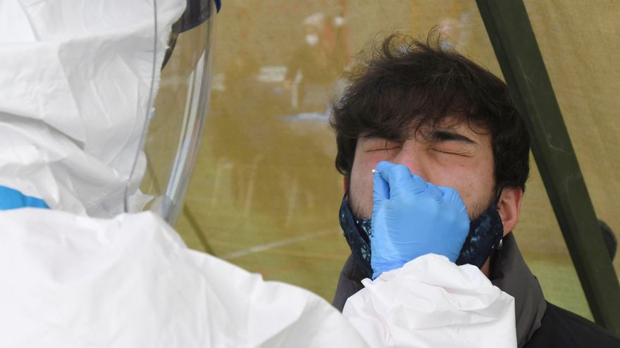 Personal sanitario realiza pruebas de cribado por la COVID-19