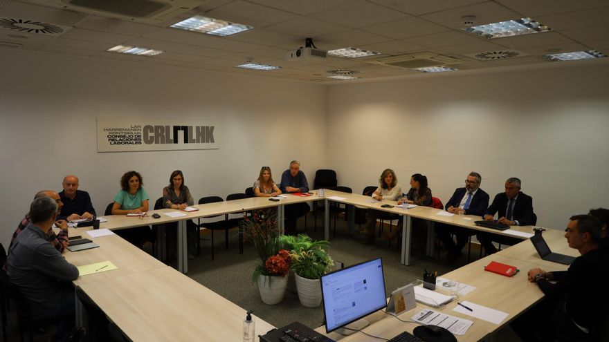 La patronal da por tercera vez un portazo a negociar un salario mínimo vasco y los sindicatos acudirán a los tribunales