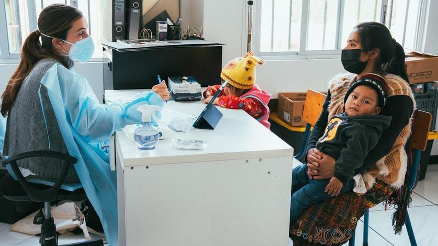 Carolina Moncada, estudiante de 6º de Medicina, en la consulta de atención primaria de Aq´on Jay.