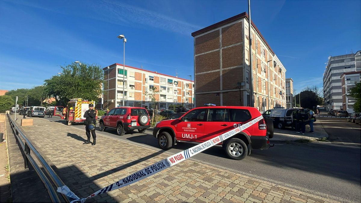 Bomberos y policía acordonando la zona en la que se ha atrincherado un hombre.