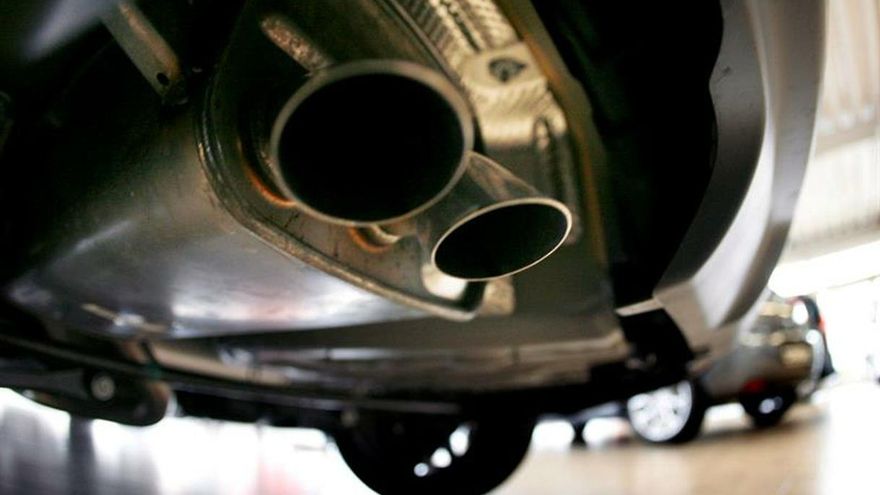 La UE hace oficial la rebaja del 37,5 % de CO2 para los coches en 2030