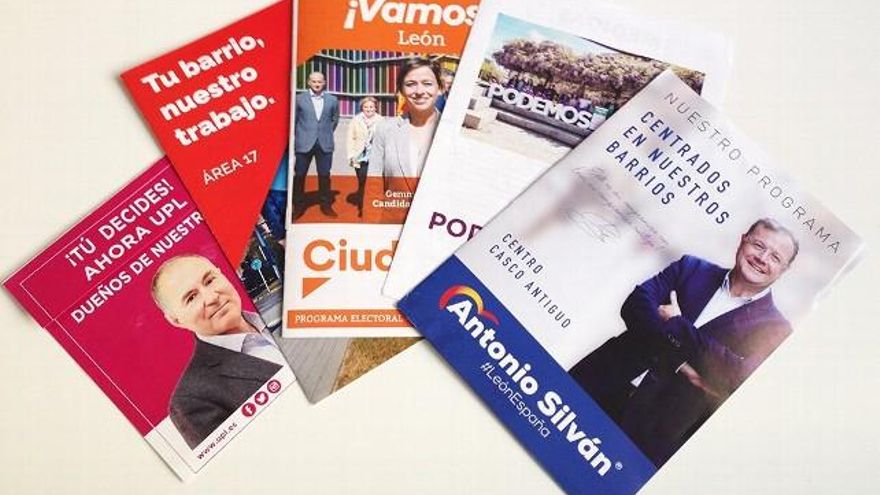 Los folletos de las elecciones municipales de 2019 en León, uno de ellos no es del PSOE aunque lo parezca.