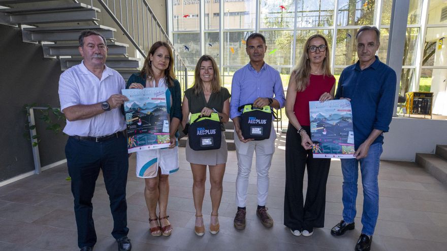 Entrega de los dos desfibriladores