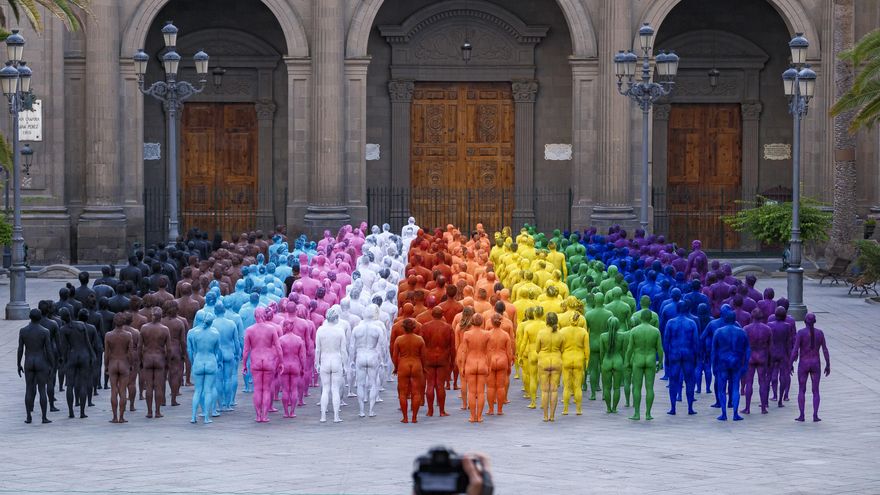 Las mejores imágenes de la bandera arcoíris humana de Spencer Tunick en Las Palmas de Gran Canaria