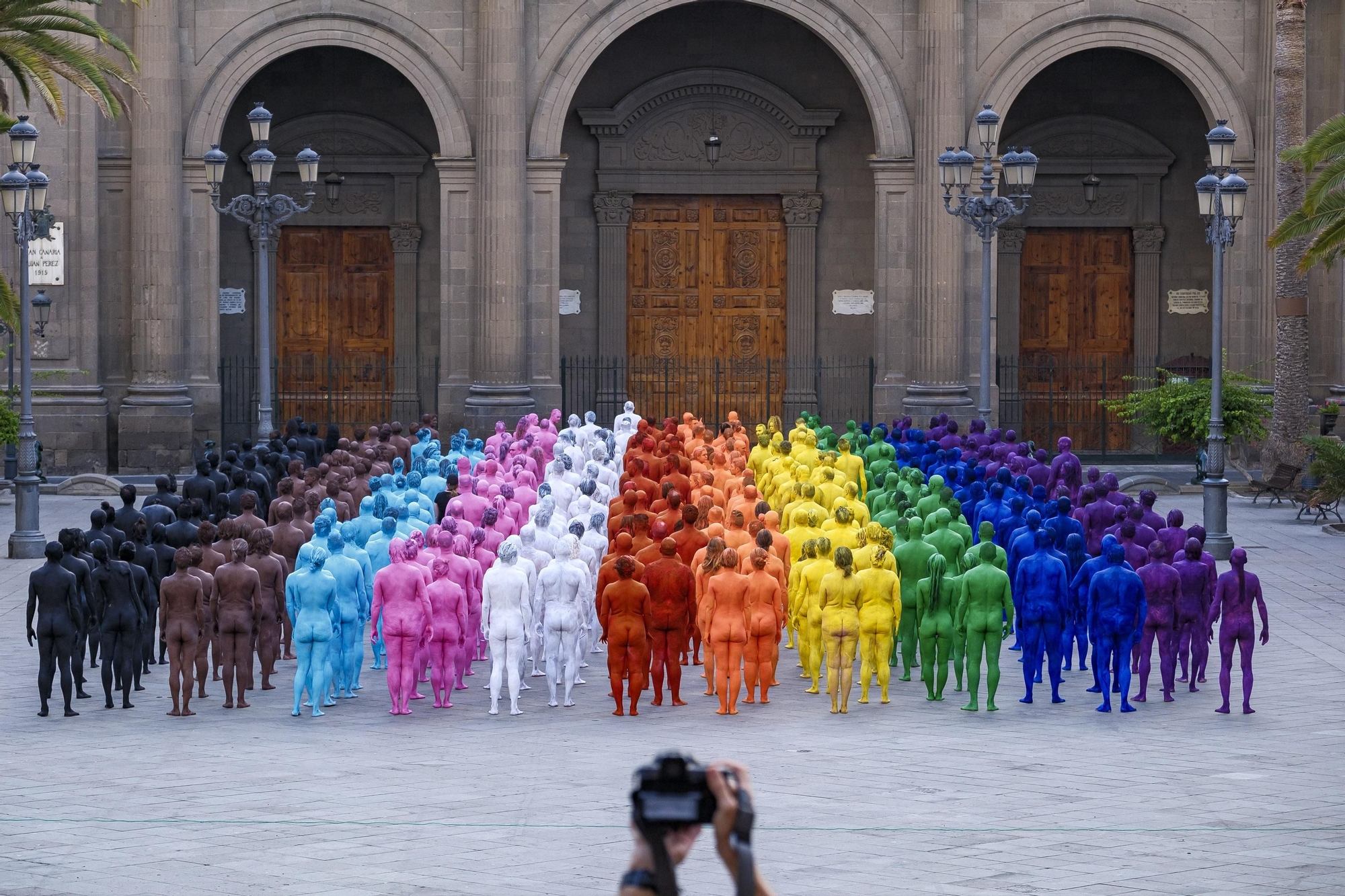 El artista neoyorquino Spencer Tunick rinde homenaje a la comunidad LGTBI en el centro histórico de Las Palmas de Gran Canaria con la instalación 'Gran Spectrum', en la que plasmó los colores de la bandera arcoiris en uno de sus clásicos desnudos colectivos.