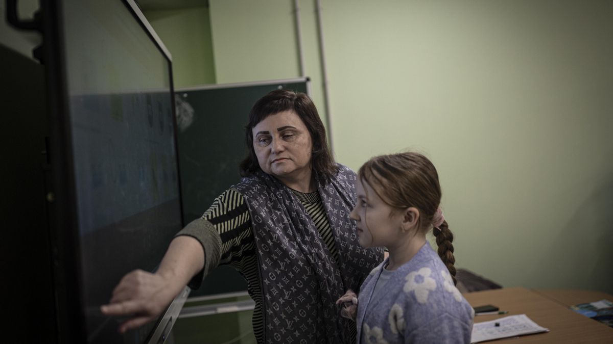 Una profesora del Liceo 17, colegio subterráneo ubicado de la ciudad de Jarkov, saca a la pizarra a una de sus alumnas.