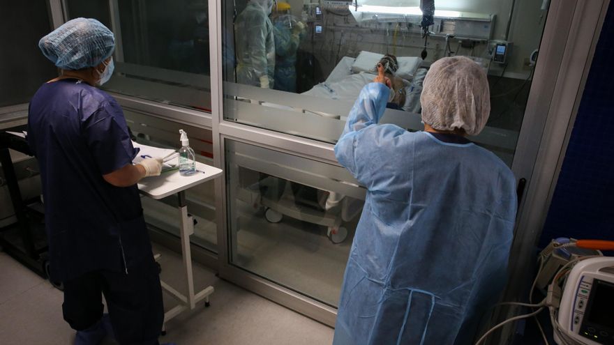 Enfermeros del Centro de Tratamientos intensivos (CTI) del hospital privado Casmu atienden a pacientes covid-19, el 14 de abril de 2021 en Montevideo (Uruguay). Foto de archivo. EFE/ Raúl Martínez