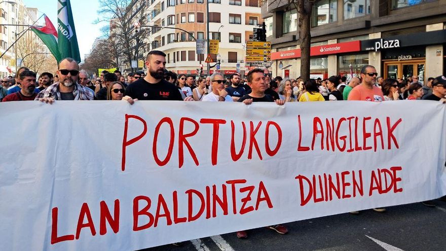 Trabajadores del Puerto de Bilbao durante la manifestación de la huelga general del 17 de marzo