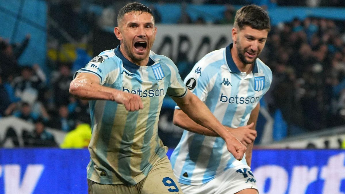 Adrián "Maravilla" Martínez celebra uno de sus goles con los que Racing obtuvo la clasificación del equipo de Avellaneda a cuartos de final de la Copa Libertadores.