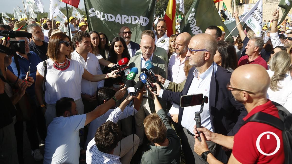 Concentración del sector agrario ante los ministros de la Unión Europea en la Puerta del Puente