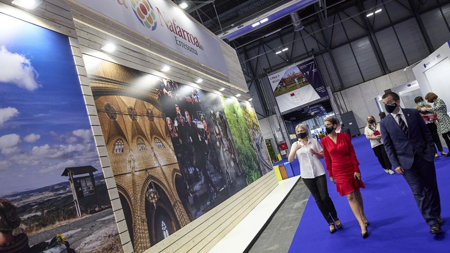 La presidenta de Navarra, María Chivite, durante una visita al stand de Navarra en Fitur Screen.