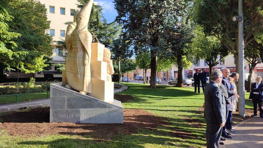 Inauguración de la escultura a la semana Santa de León, obra de Juan Antonio Cuenca.