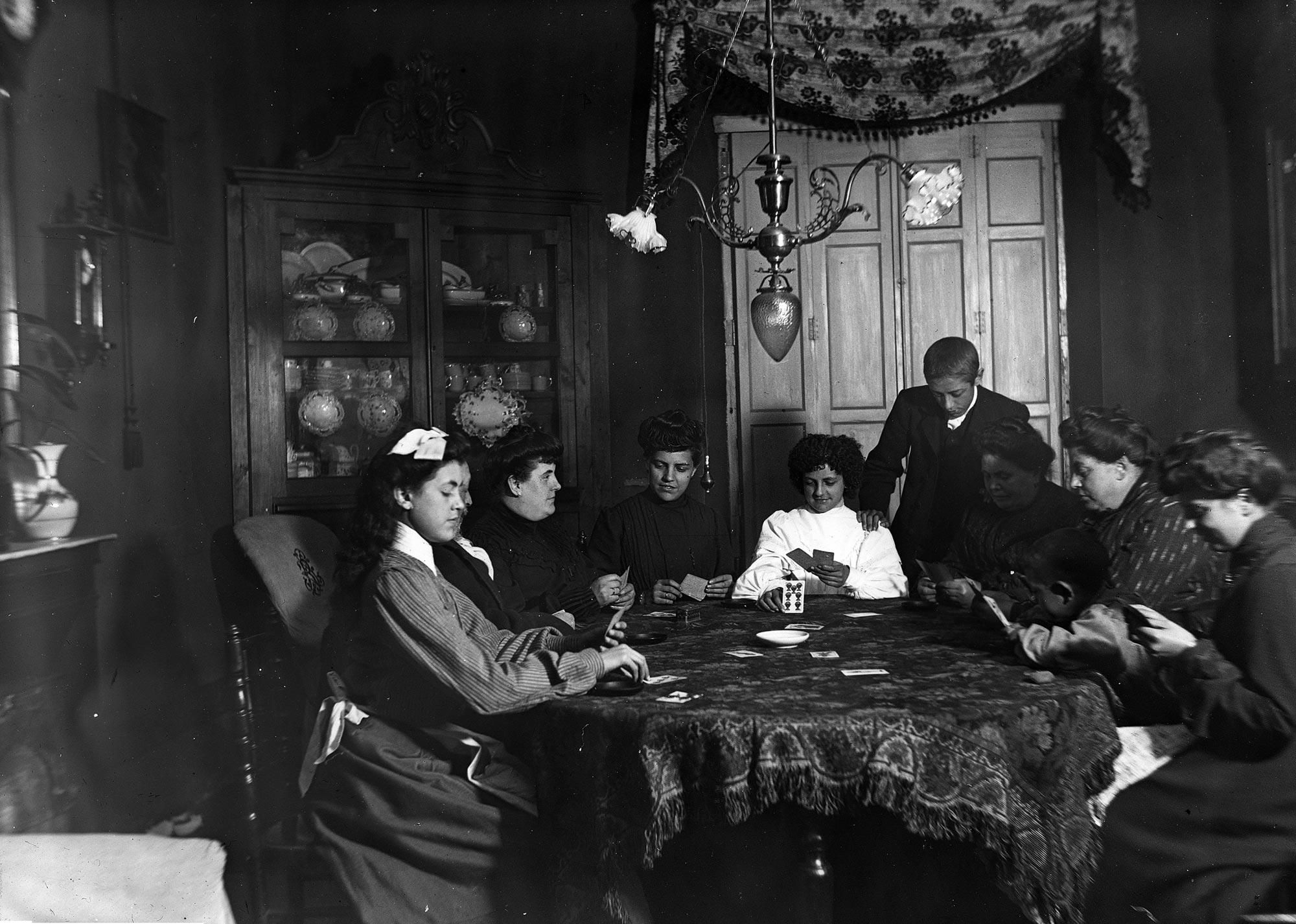 Jugando al Julepe en 1904 en la casa en León de la familia Salgado-Benavides.