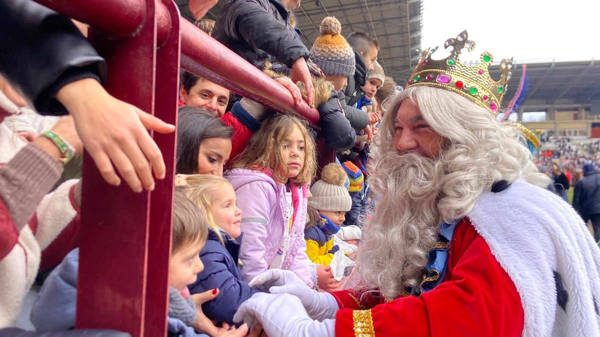 Caras de ilusión en Las Gaunas al saludar al rey Melchor