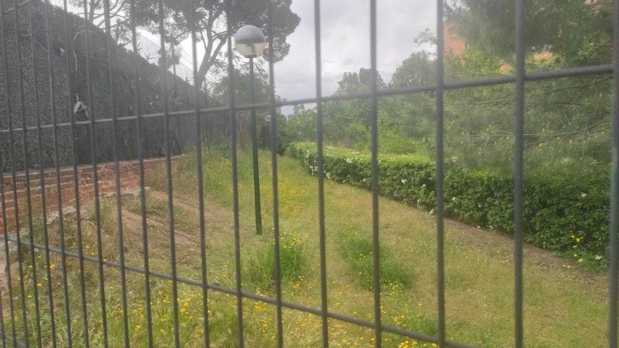 El paseo queda interrumpido al quedar dentro de una comunidad de pisos pero la linde la sigue bordeando. Sería importante hacer una servidumbre de paso