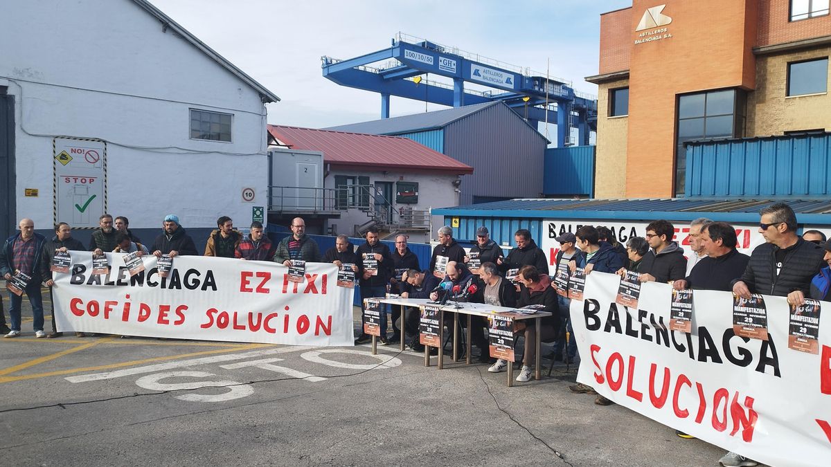 Trabajadores de Astilleros Balenciaga concentrados a las puertas del astillero.