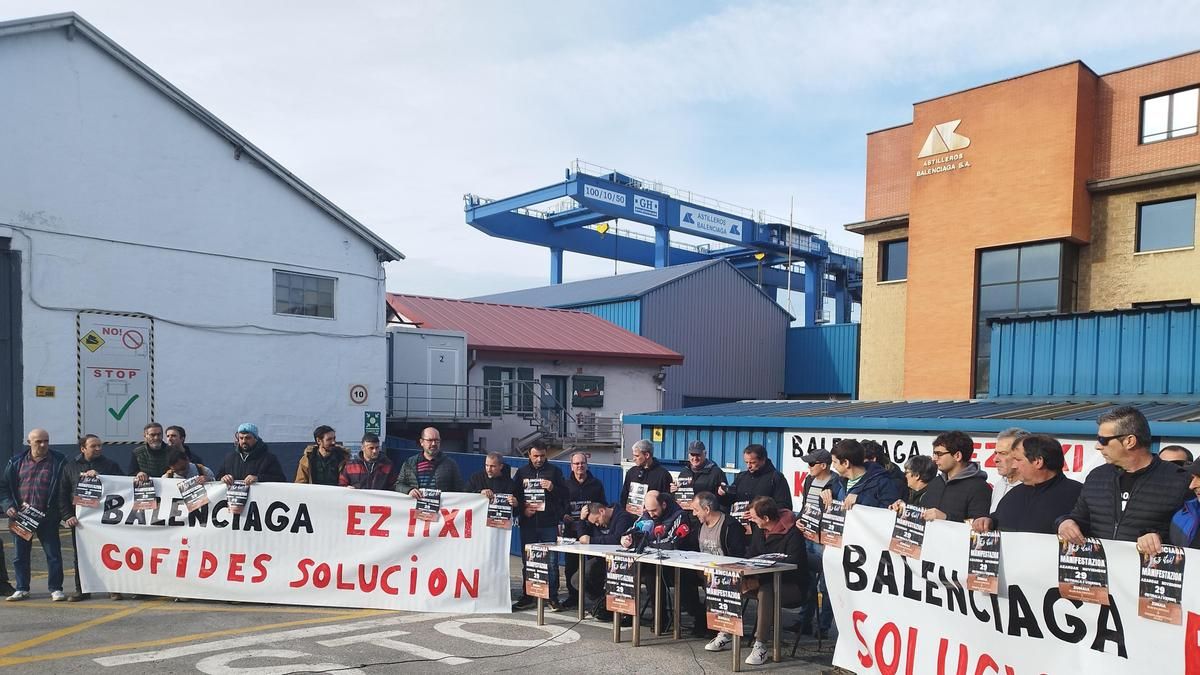 Trabajadores de Astilleros Balenciaga concentrados a las puertas del astillero.