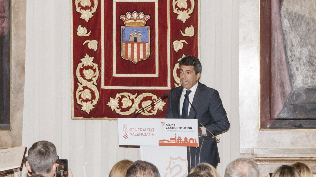 Archivo - El presidente de la Generalitat valenciana, Carlos Mazón, interviene durante un acto de homenaje a la Constitución, en el Consell de Castellón, a 6 de diciembre de 2023, en Castellón de la Plana