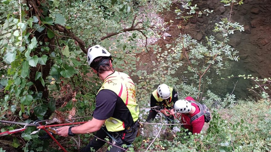 Bomberos del 112 auxilian a un senderista tras precipitarse por un talud en Vega de Liébana