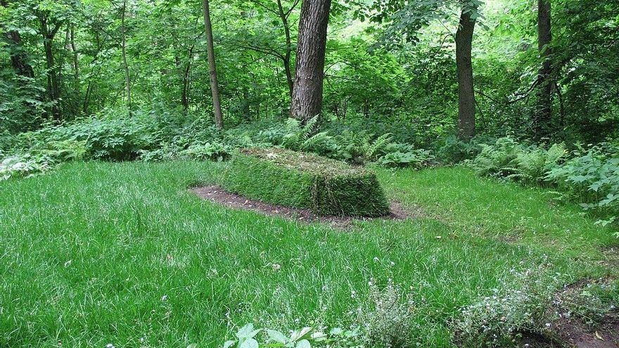 Sin lápida y rodeada de árboles: dicen que la tumba de este famoso escritor es la más bonita del mundo