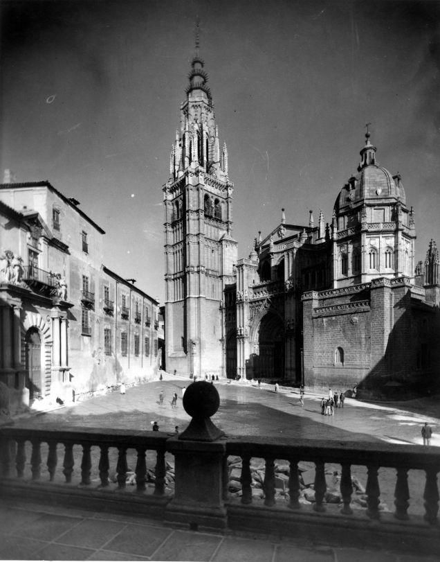 Perspectiva de la plaza del Ayuntamiento de Toledo con la Catedral al fondo y a su izquierda el Palacio Arzobispal. Años 60. Fondo Rodriguez. AHP de Toledo. Archivo de la Imagen de Castilla-La Mancha.