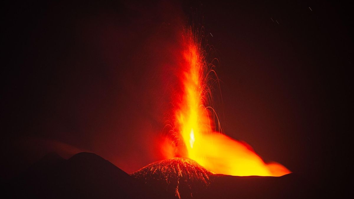 Durante unas horas, tres frentes de lava avanzaron por las laderas del Etna