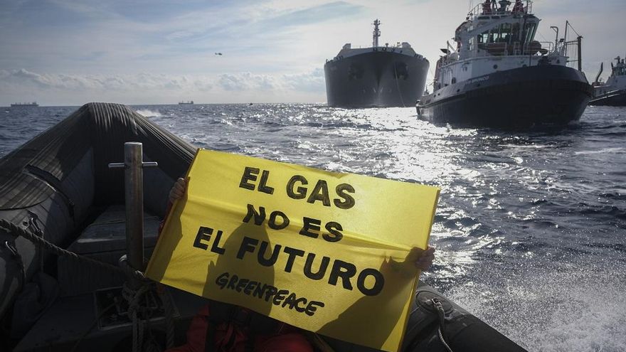 VÍDEO | Greenpeace contra el uso de combustibles fósiles: los ecologistas bloquean durante horas una descarga de gas natural en el puerto de Sagunto