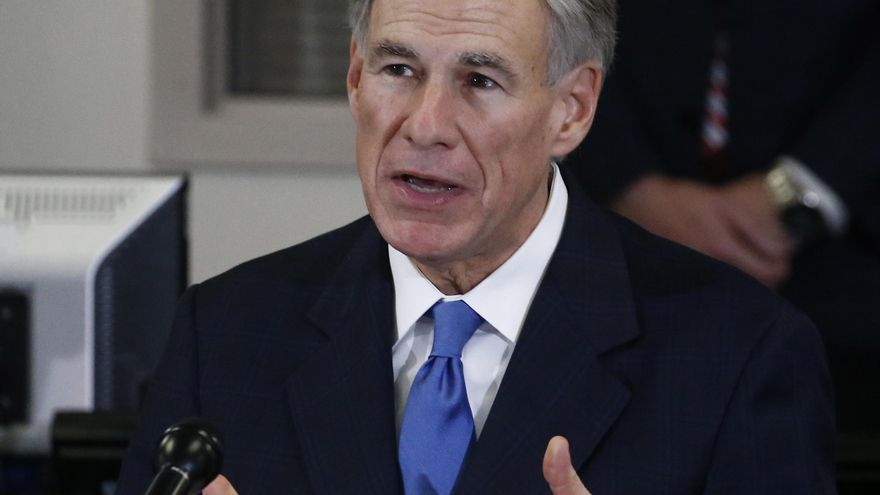 El gobernador de Texas amenaza con enviar buses de indocumentados a Washington