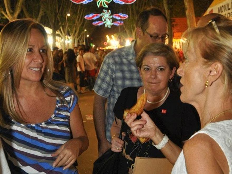 Laura Ortega, en el centro de la fotografía junto a Trinidad Jiménez en las fiestas de La Melonera del año 2010