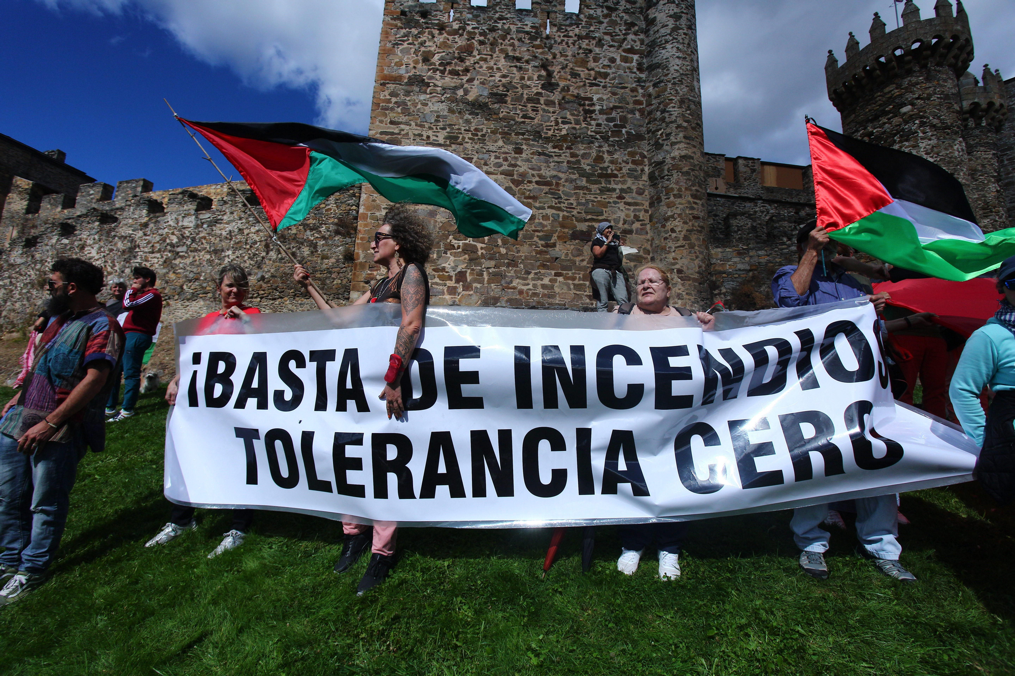 Las imágenes de la protesta contra el genocidio en Gaza ante la Vuelta a su paso por El Bierzo