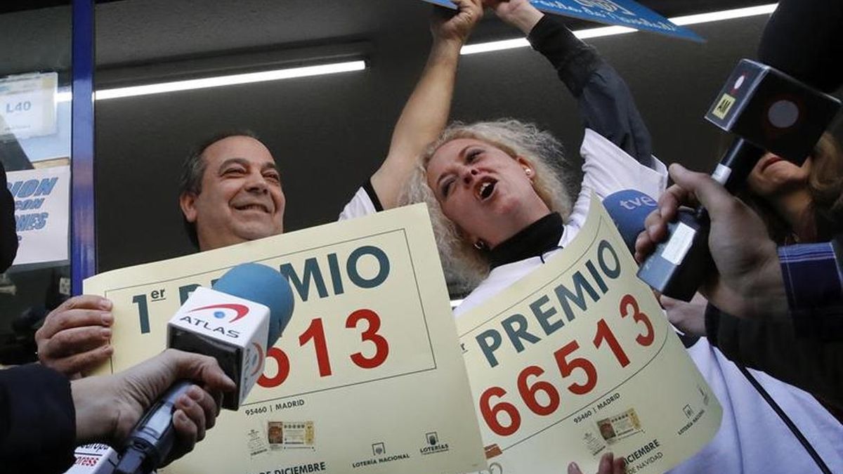 Los dueños de la administración en el Paseo de la Esperanza, en Madrid, celebran el premio del número 66.513.