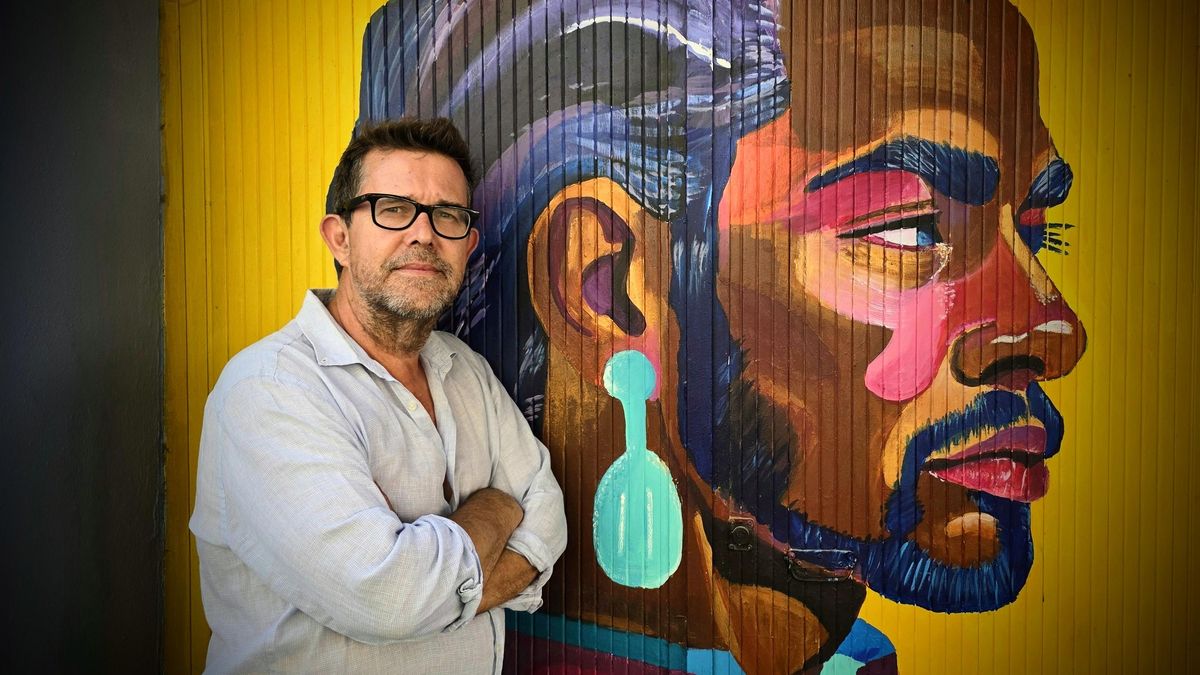 Javier Cavanilles, al costat d'un grafiti al barri de Russafa de València.
