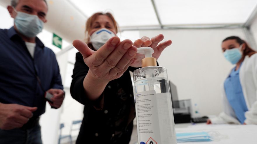 En estos momentos hay hospitalizadas por covid-19 1.522 personas (32 menos que el lunes), de las cuales 241 están en la UCI (7 menos), y se han dado 1.371 altas. EFE/Kai Försterling/Archivo
