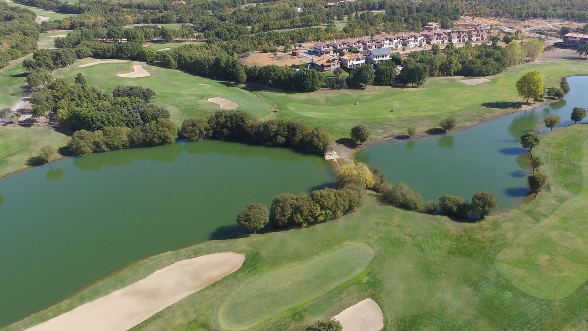 Un grupo de socios lanza una oferta de compra del club de golf de León en San Miguel de Camino