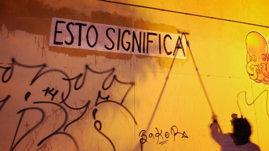 Pegada nocturna en un hueco de una pared grafiteada