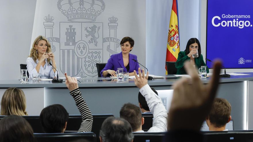 La vicepresidenta segunda y ministra de Trabajo y Economía Social, Yolanda Díaz (i); la ministra de Política Territorial y portavoz del Gobierno, Isabel Rodríguez (c), y la ministra de Sanidad, Carolina Darias (d).
